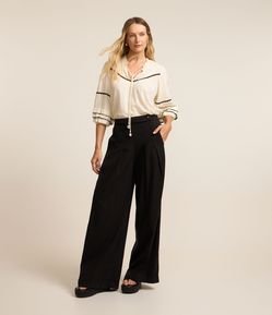 Calça Pantalona em Sarja Alfaiatada com Fechamento Deslocado