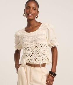 Blusa em Algodão com Efeito Crochê e Flores Bordadas