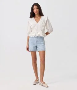 Short Mom Cintura Alta em Jeans com Bolsinhos
