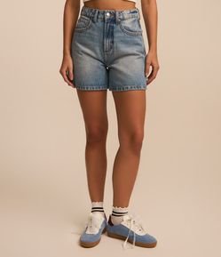 Short Mom Cintura Alta em Jeans Dirty Washed com Bolsos