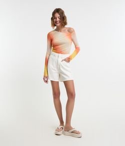 Short Mom Cintura Alta em Sarja com Bolsos