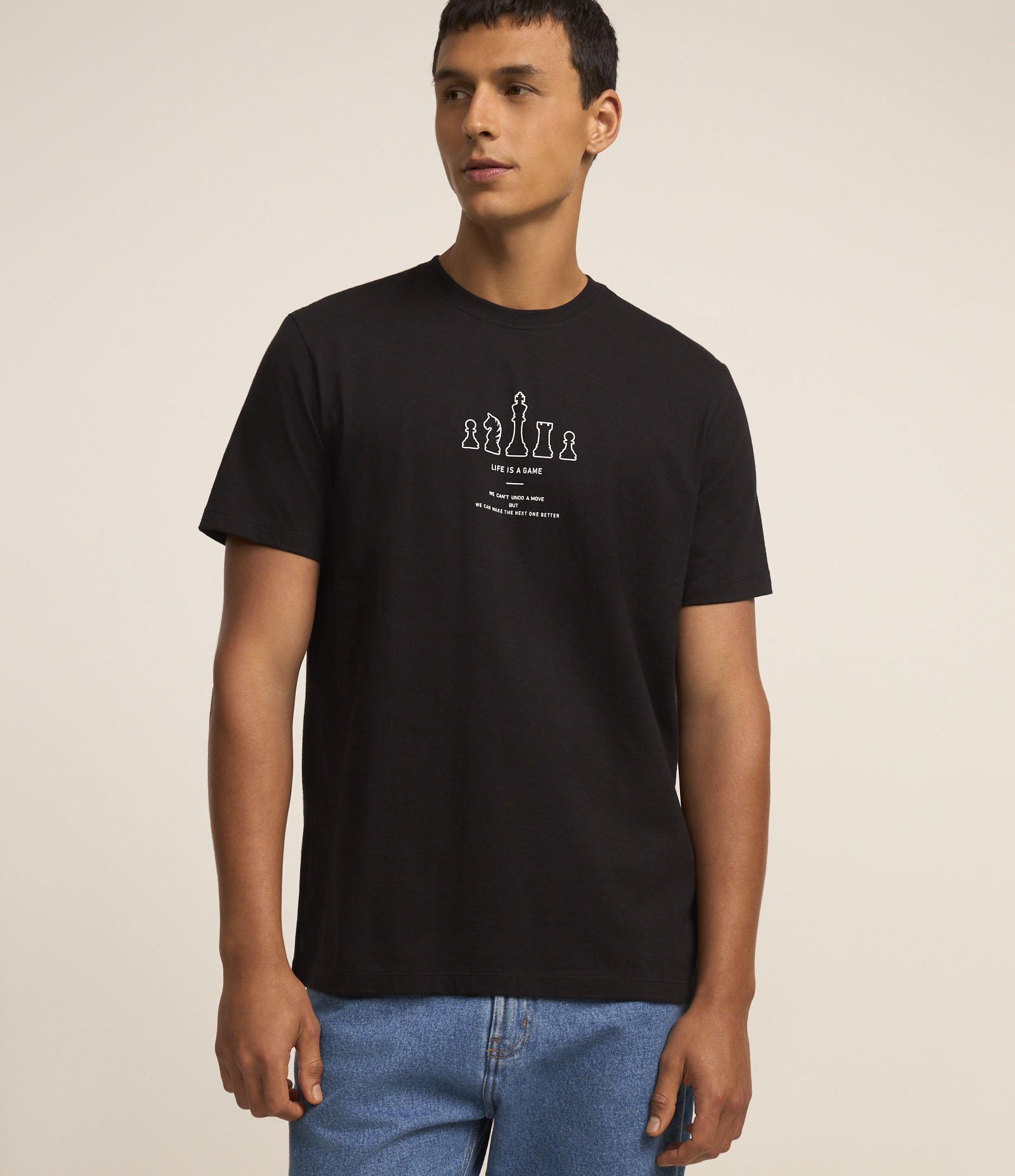 Camiseta em Algodão com Estampa Peças de Xadrez Preto 1
