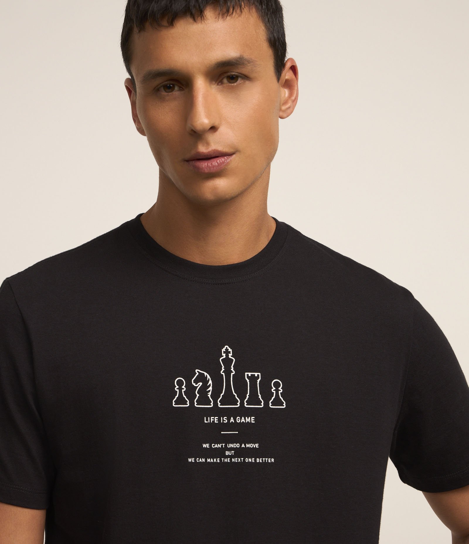 Camiseta em Algodão com Estampa Peças de Xadrez Preto 3