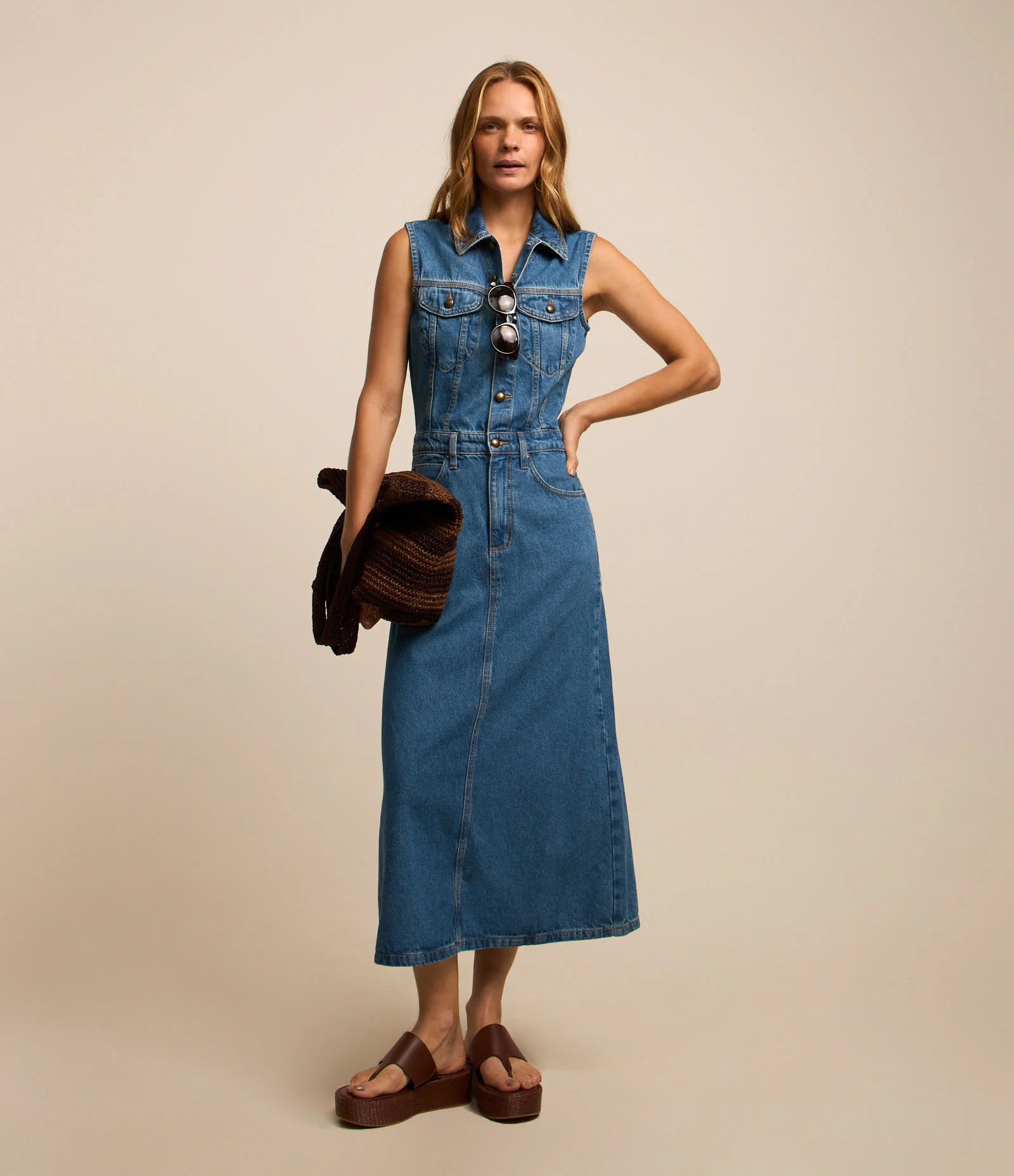 Vestido Longo em Jeans com Bolsos e Botões Frontais Azul 2