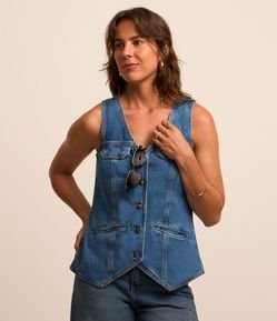 Colete Longo em Jeans com Botões e Barra Assimétrica