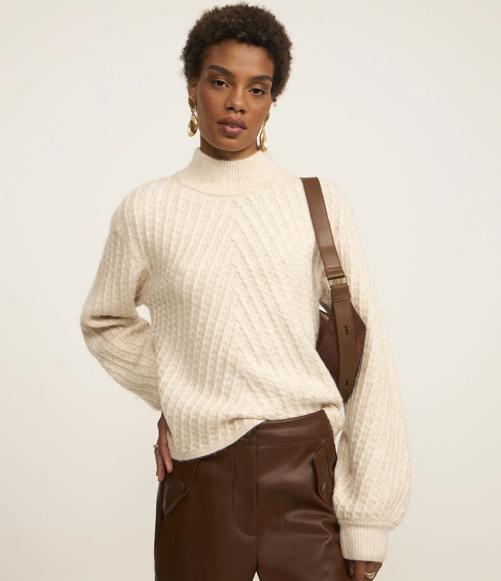 Suéter Regular em Tricô com Gola Alta e Ponto Trabalhado Bege 1