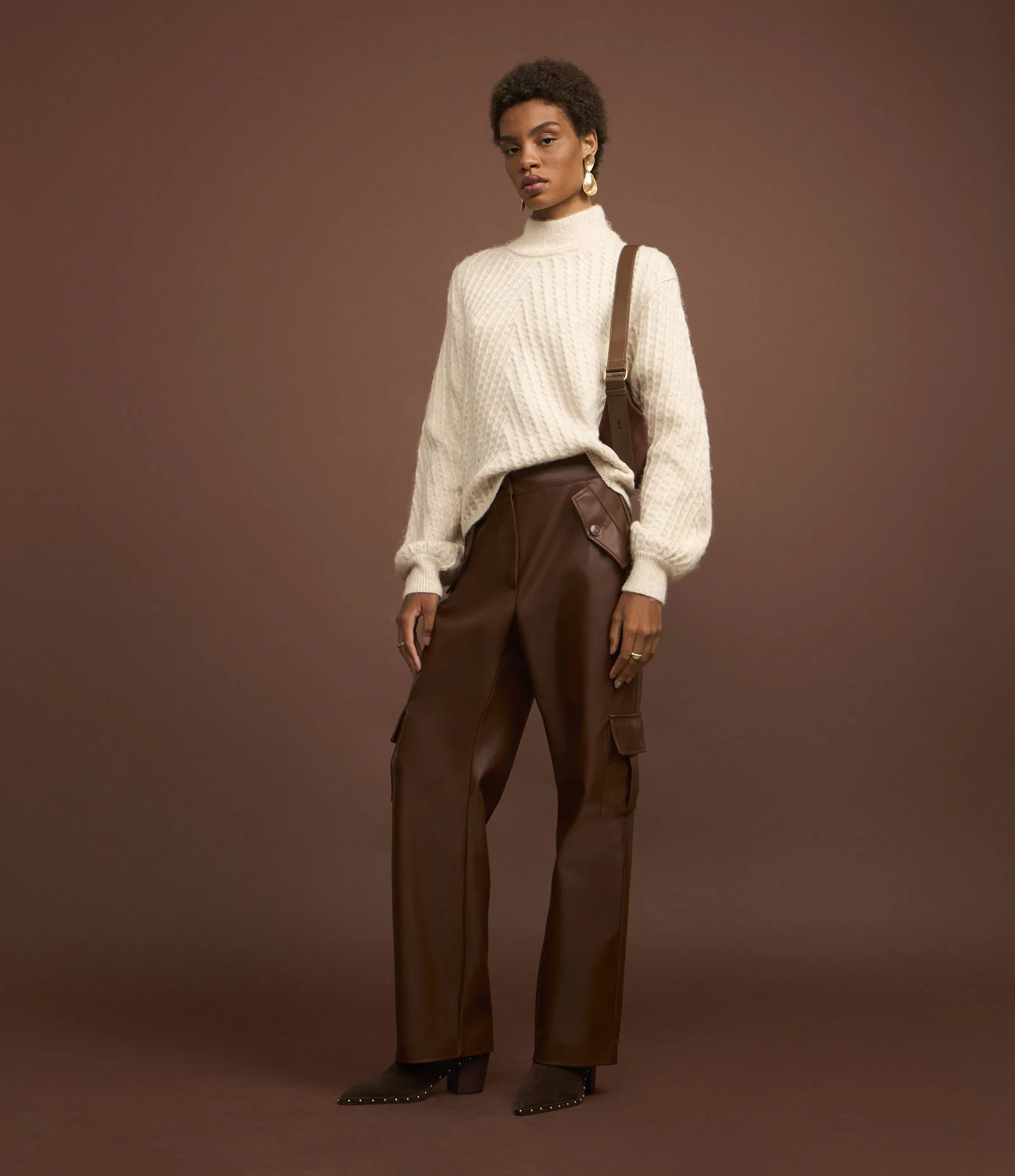 Suéter Regular em Tricô com Gola Alta e Ponto Trabalhado Bege 2