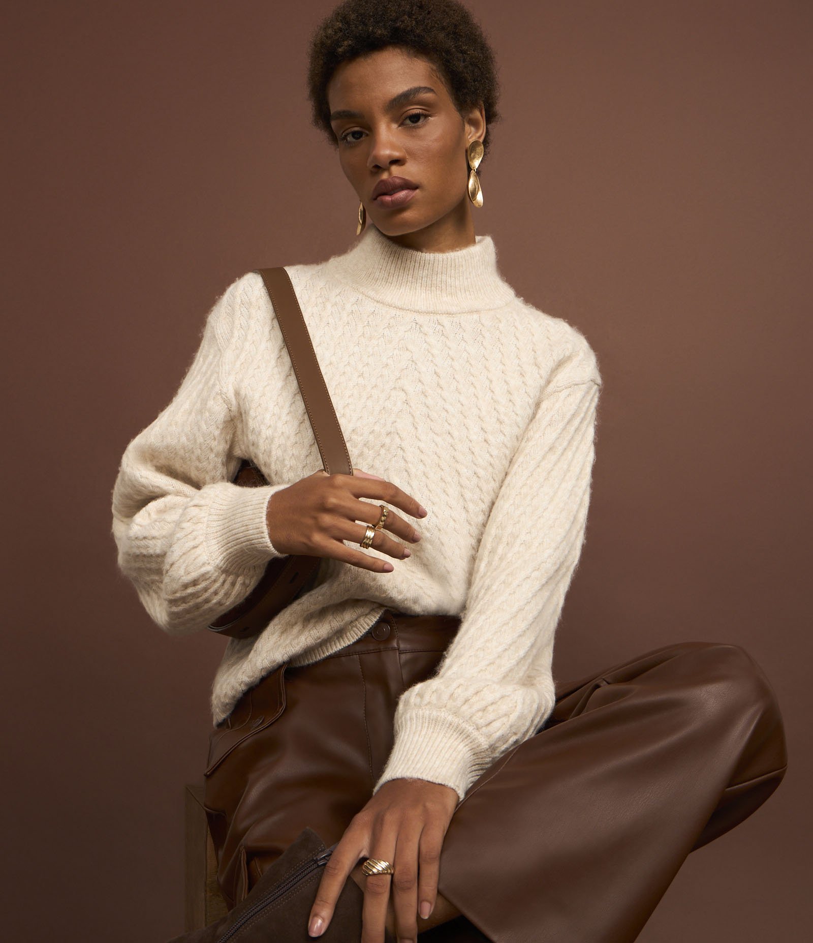 Suéter Regular em Tricô com Gola Alta e Ponto Trabalhado Bege 4