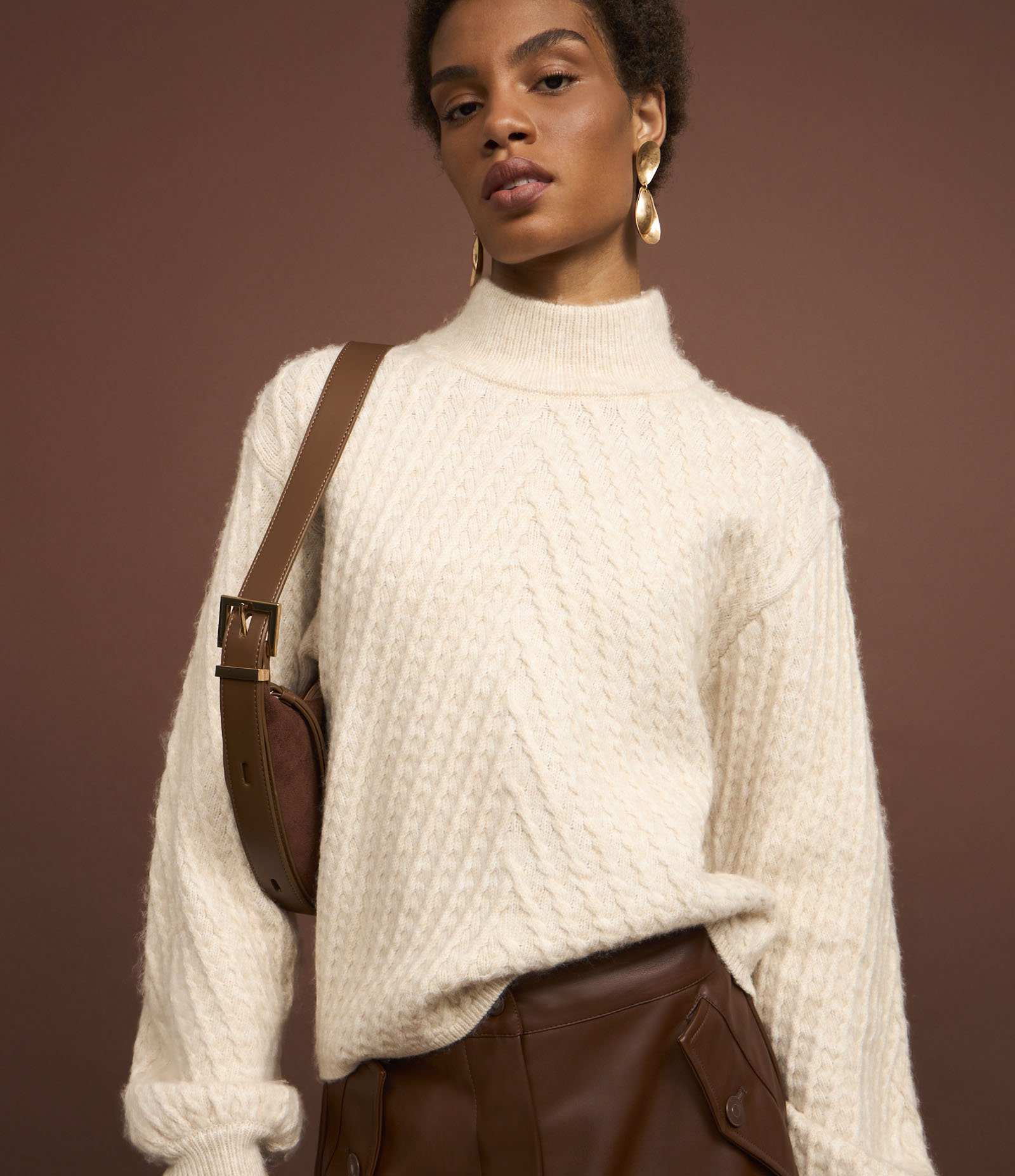 Suéter Regular em Tricô com Gola Alta e Ponto Trabalhado Bege 6