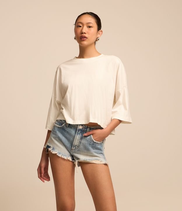 Short Curto em Jeans com Puídos e Barra de Franja
