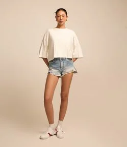 Short Curto em Jeans com Puídos e Barra de Franja