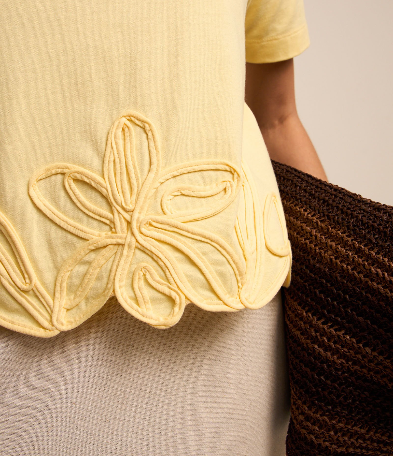 Blusa em Algodão com Flores Bordadas na Barra Amarelo 3