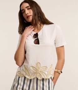 Blusa em Algodão com Flor Bordada na Barra