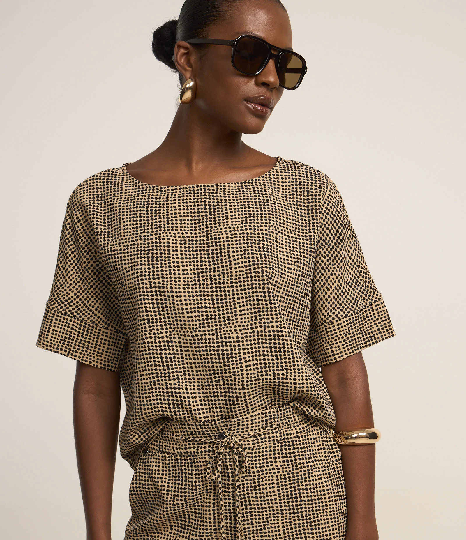 Blusa Manga Curta em Crepe Estampa Animal Print com Detalhes Frontais Bege 1