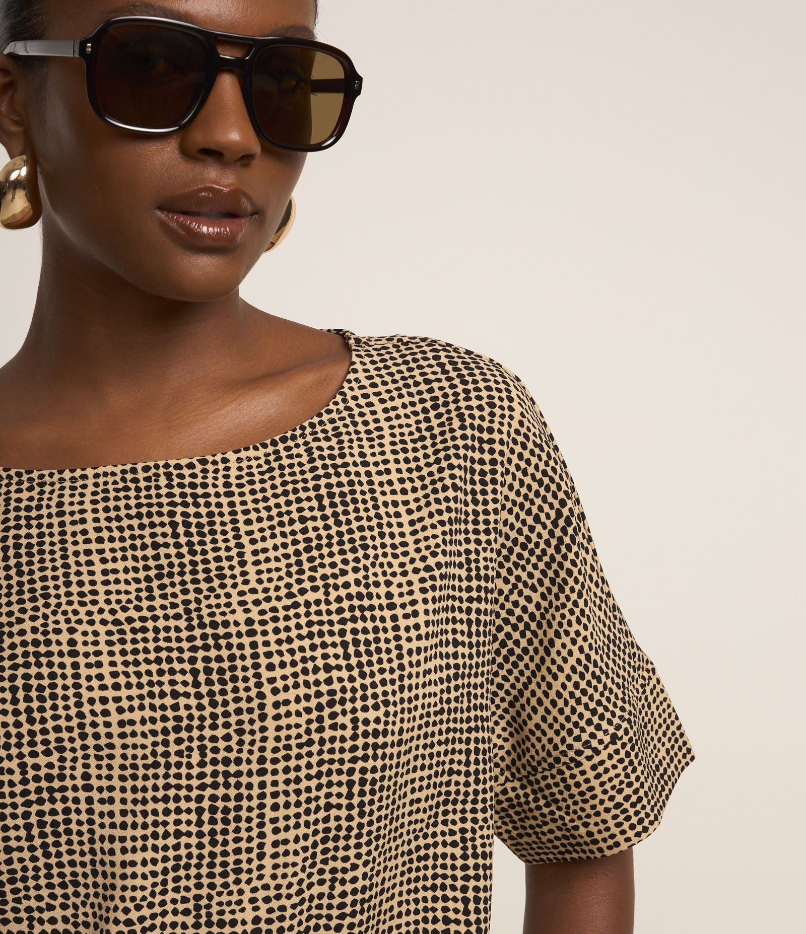 Blusa Manga Curta em Crepe Estampa Animal Print com Detalhes Frontais Bege 3