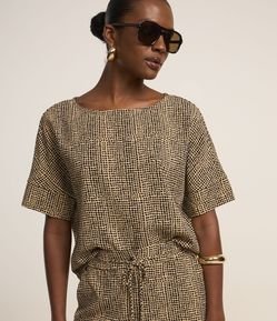 Blusa Manga Curta em Crepe Estampa Animal Print com Detalhes Frontais