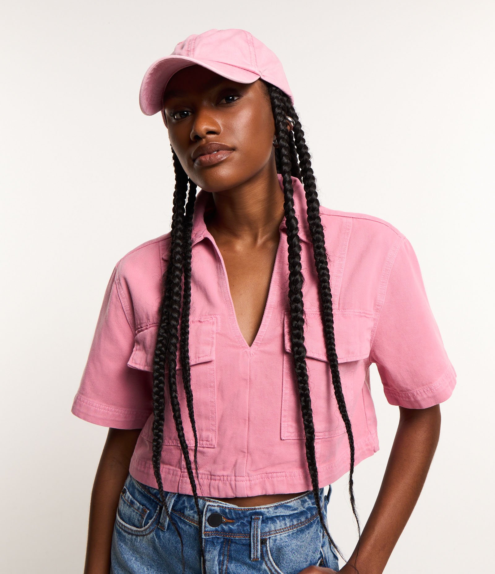 Blusa Cropped em Jeans com Bolsos Frontais e Decote V Rosa 1