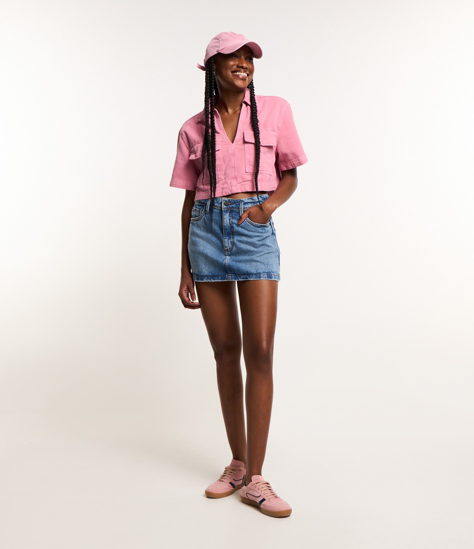 Blusa Cropped em Jeans com Bolsos Frontais e Decote V Rosa 2