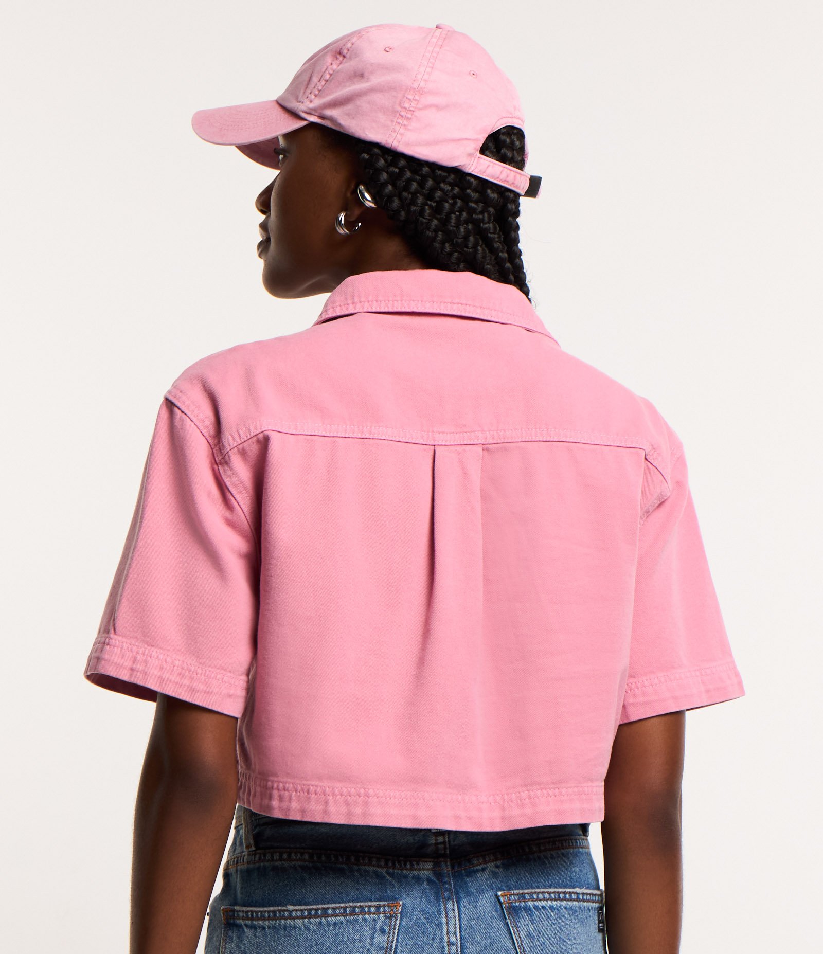 Blusa Cropped em Jeans com Bolsos Frontais e Decote V Rosa 3