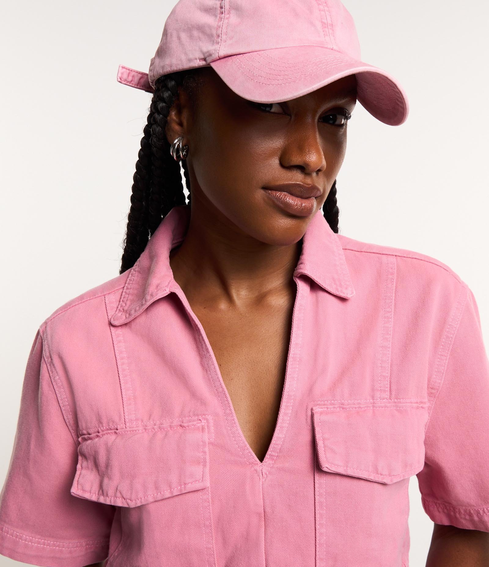 Blusa Cropped em Jeans com Bolsos Frontais e Decote V Rosa 4