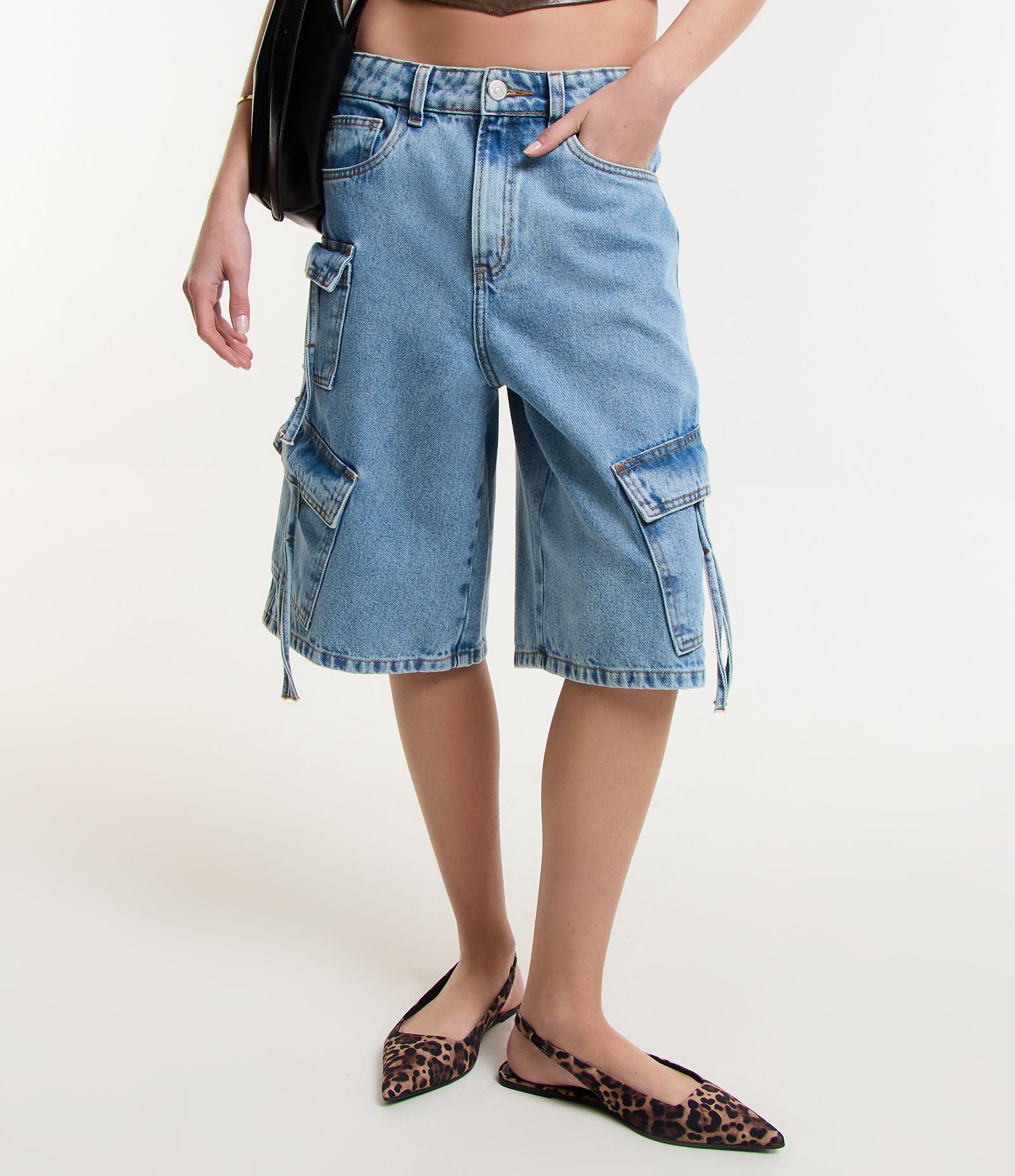 Bermuda Jorts Jeans com Bolsos Cargo Laterais Azul Claro 2