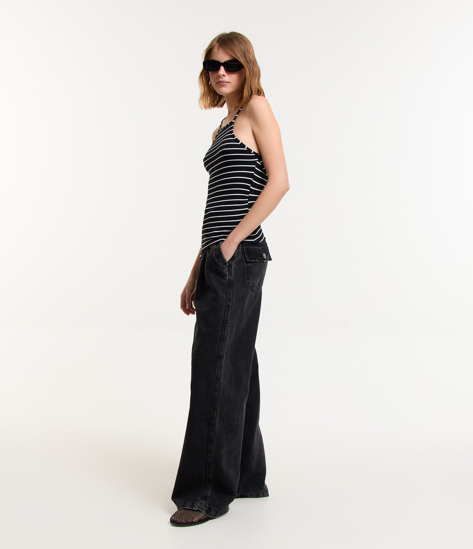 Blusa em Viscose com Textura Canelada e Costas Abertas Preto/ Branco 2
