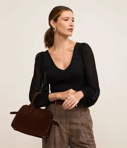 Blusa em Tricô com Decote V e Manga Longa Ampla