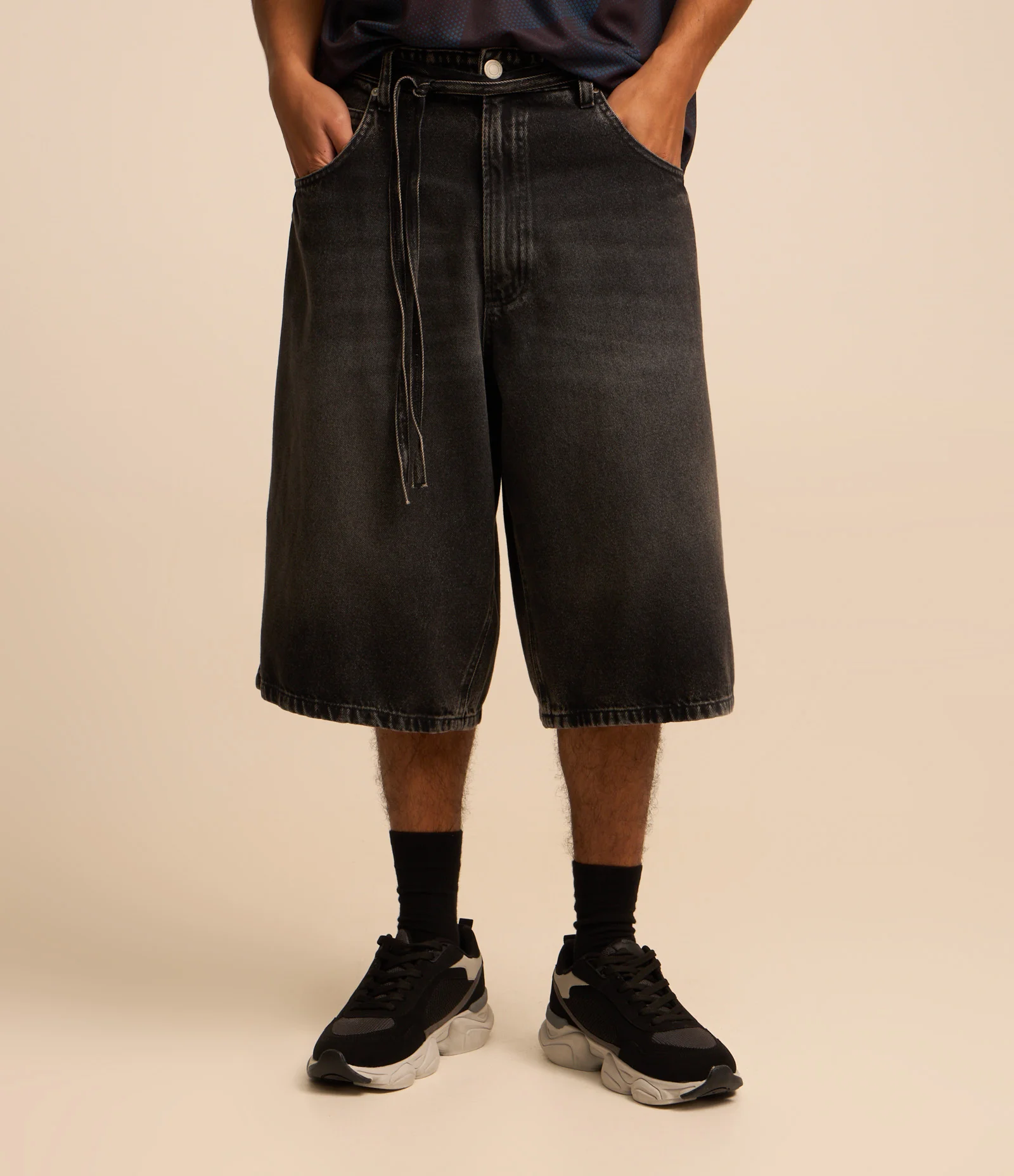 Bermuda Jorts Super Baggy em Jeans com Cinto Amarração Preto