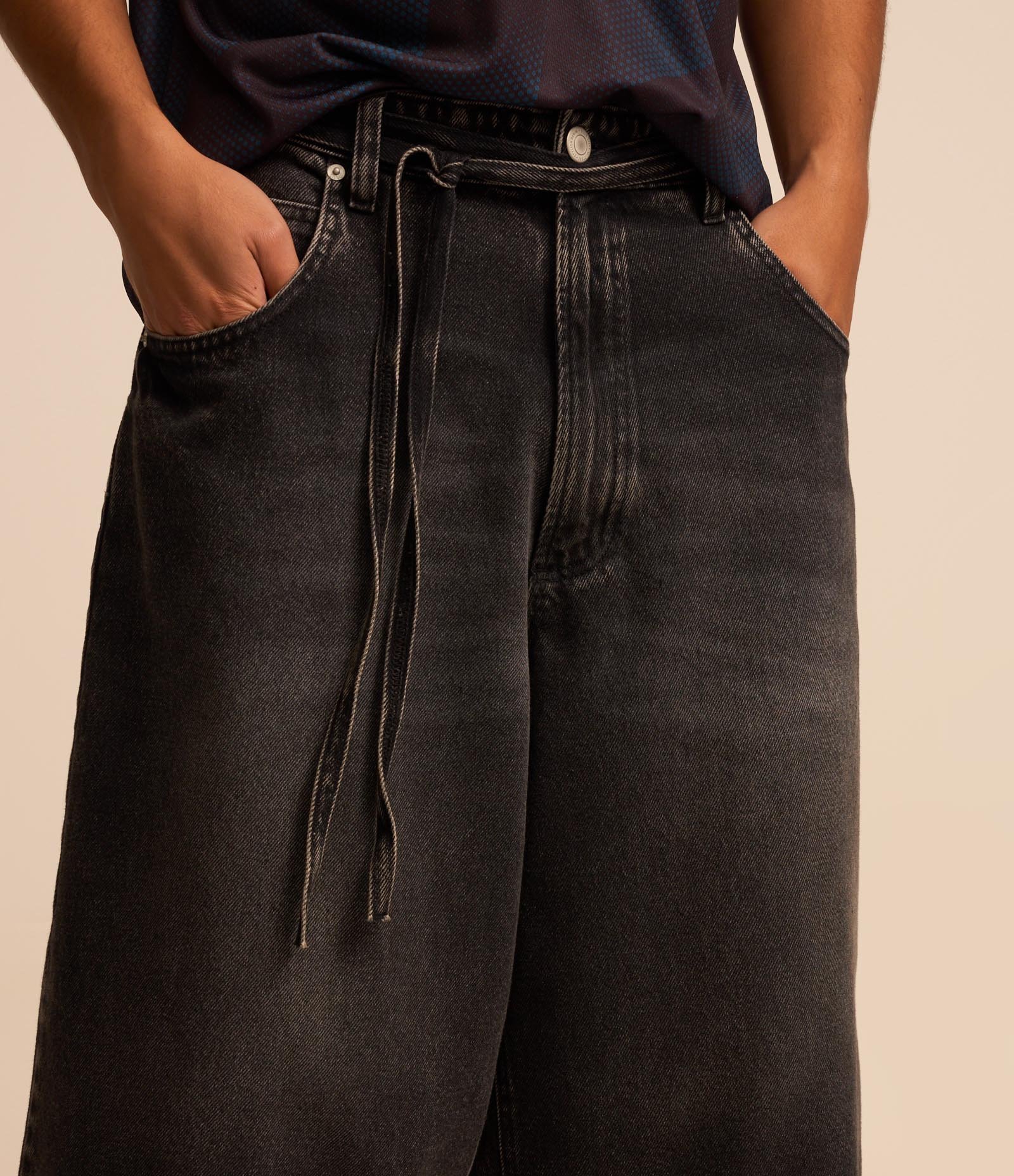 Bermuda Jorts Super Baggy  em Jeans com Cinto Amarração Preto 4
