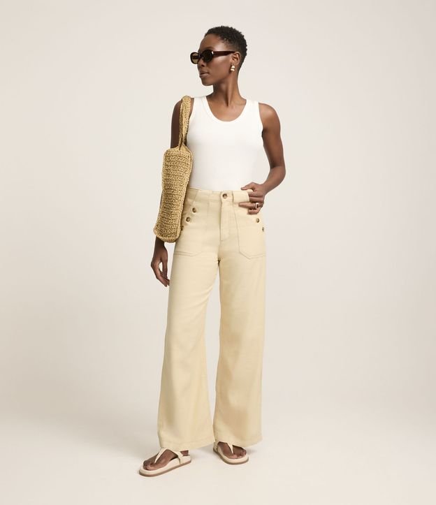 Calça Reta em Sarja com Botões no Bolso e Costura Aparente