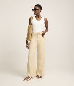 Calça Reta em Sarja com Botões no Bolso e Costura Aparente