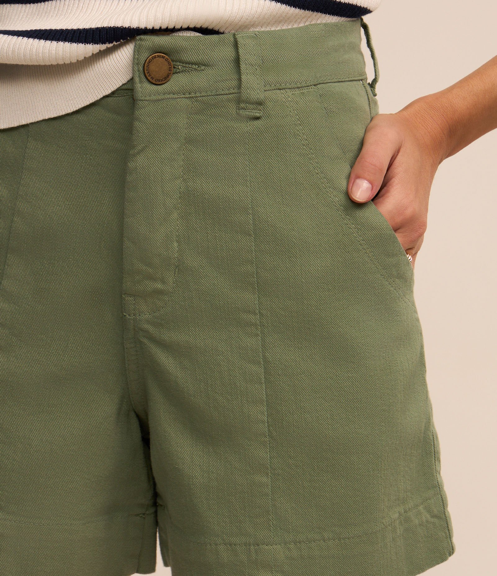 Short Cintura Alta em Sarja com Costura Aparente Verde 4