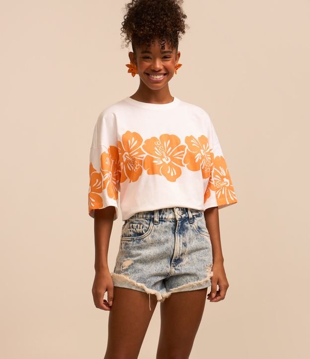 Short em Jeans com Cintura Alta Marmorizado e com Puídos