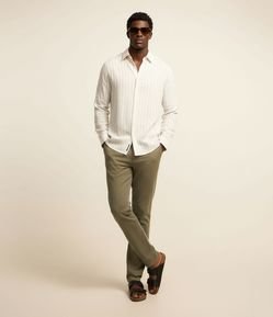 Calça Slim em Sarja com Lavagem Estonada