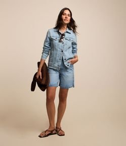 Bermuda em Jeans Denim com Cintura Média e Detalhe na Barra