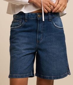Bermuda em Jeans Denim com Cintura Média e Detalhe na Barra