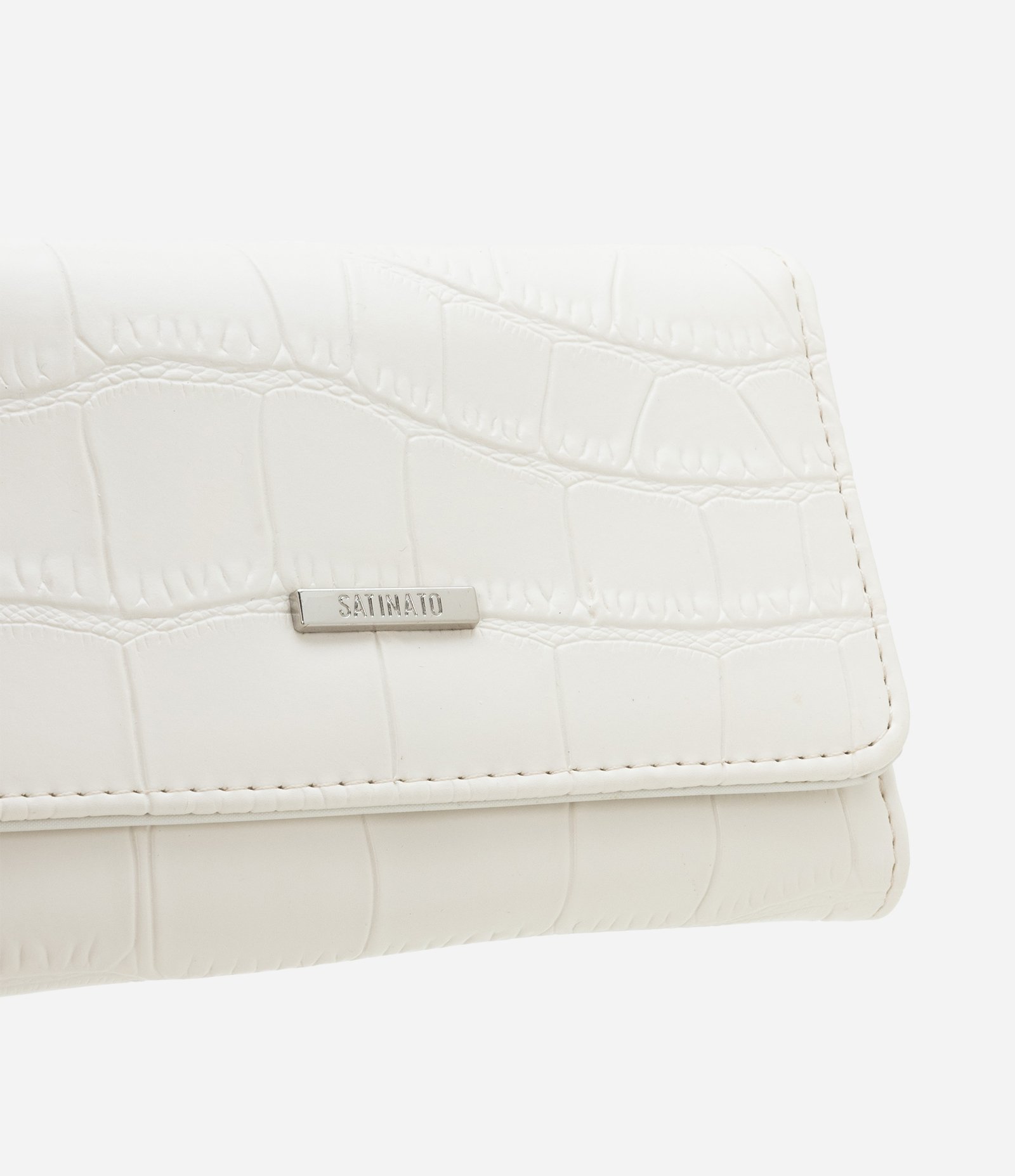 Carteira Envelope Média com Textura Croco Off White 4