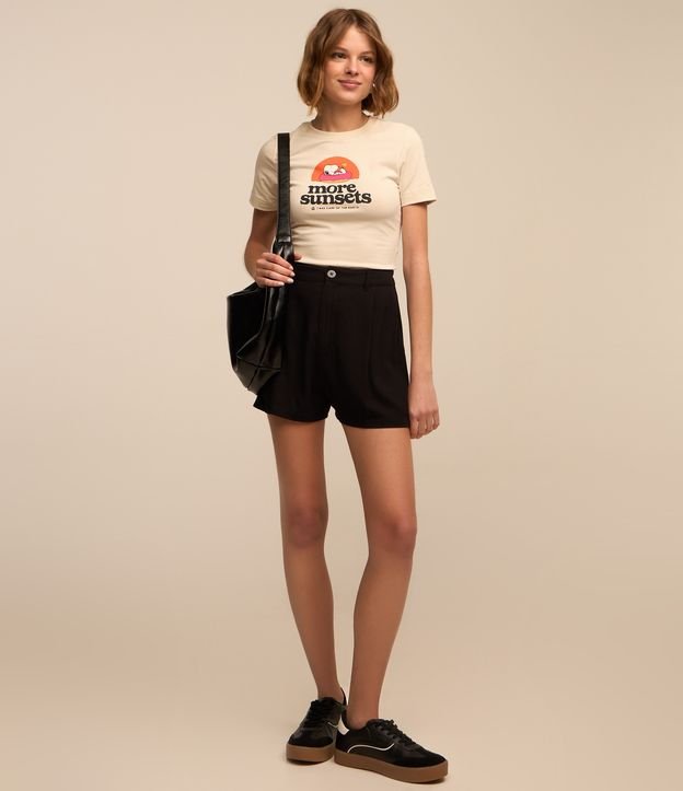 Blusa Baby Tee em Algodão com Estampa Snoopy na Praia