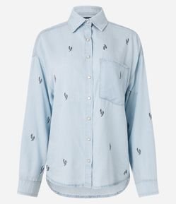 Camisa Jeans com Bolsos e Bordado de Folhagens