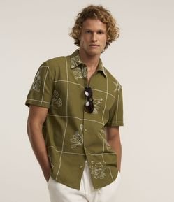 Camisa Comfort em Algodão com Bordado Floral