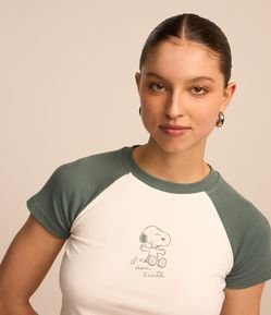 Blusa Baby Tee com Cava Raglan com Estampa Snoopy