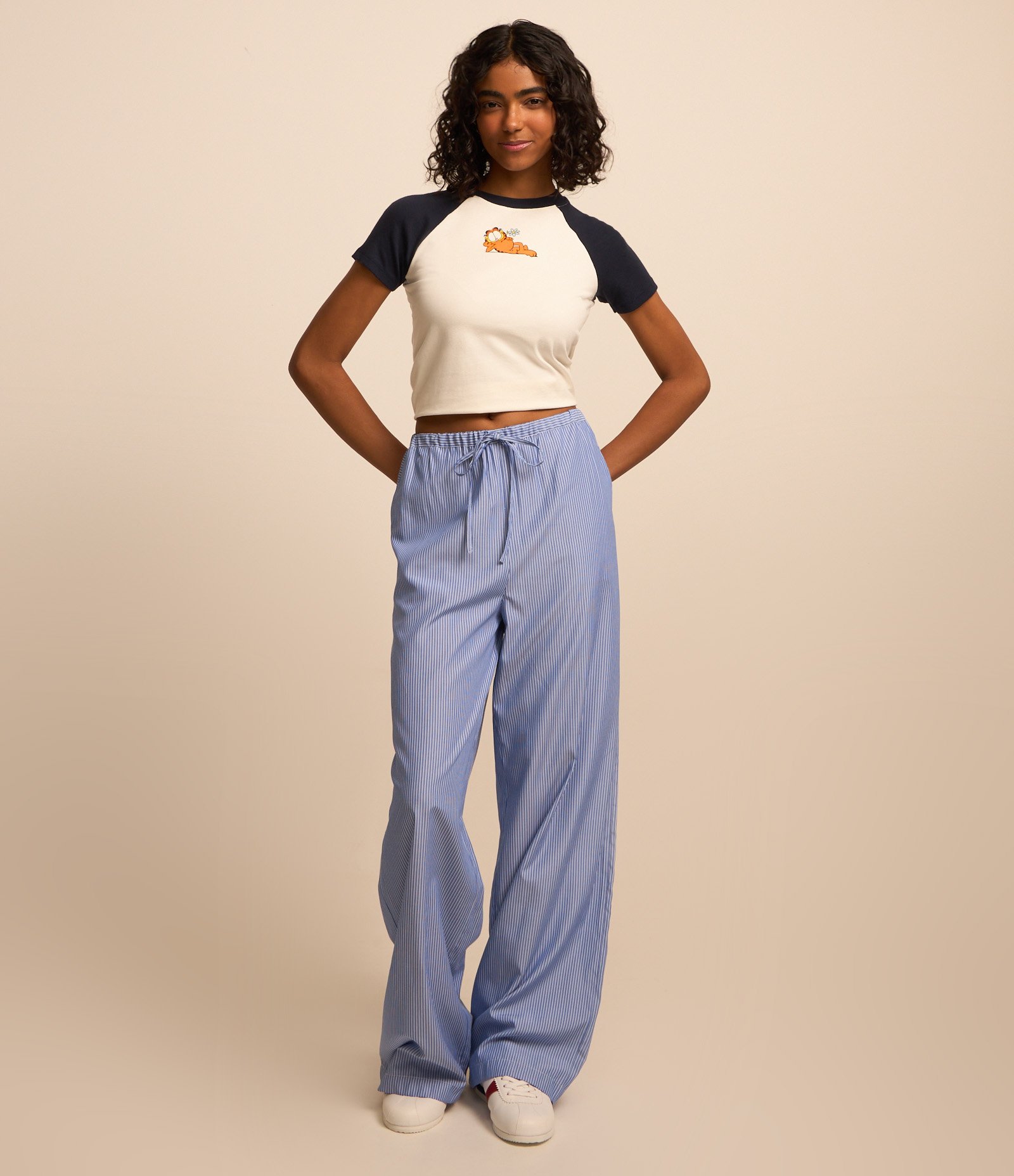 Blusa Baby Tee em Algodão com Cava Raglan e Estampa Garfield Branco 2