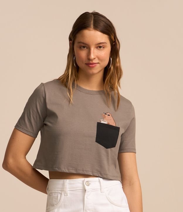Camiseta Boxy em Algodão com Bolsinho e Estampa Capivara