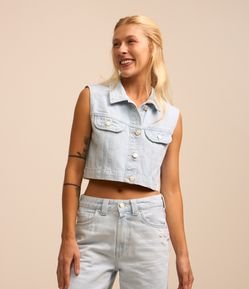 Colete Cropped em Jeans com Bolsos no Peito