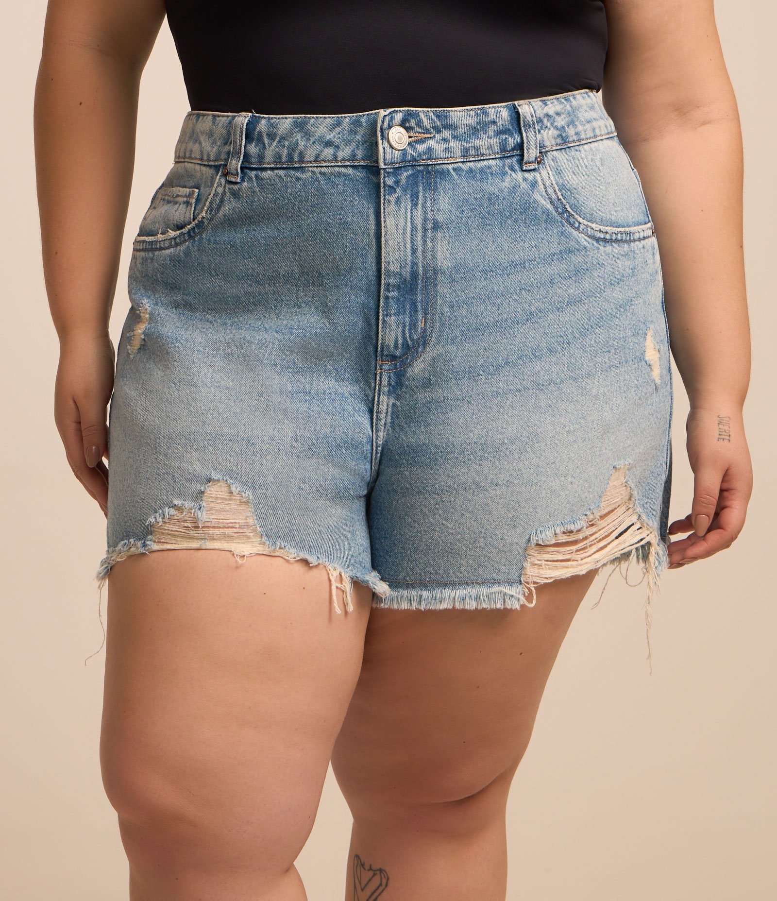 Short Boyfriend em Jeans com Puídos Curve & Plus Size Azul 2