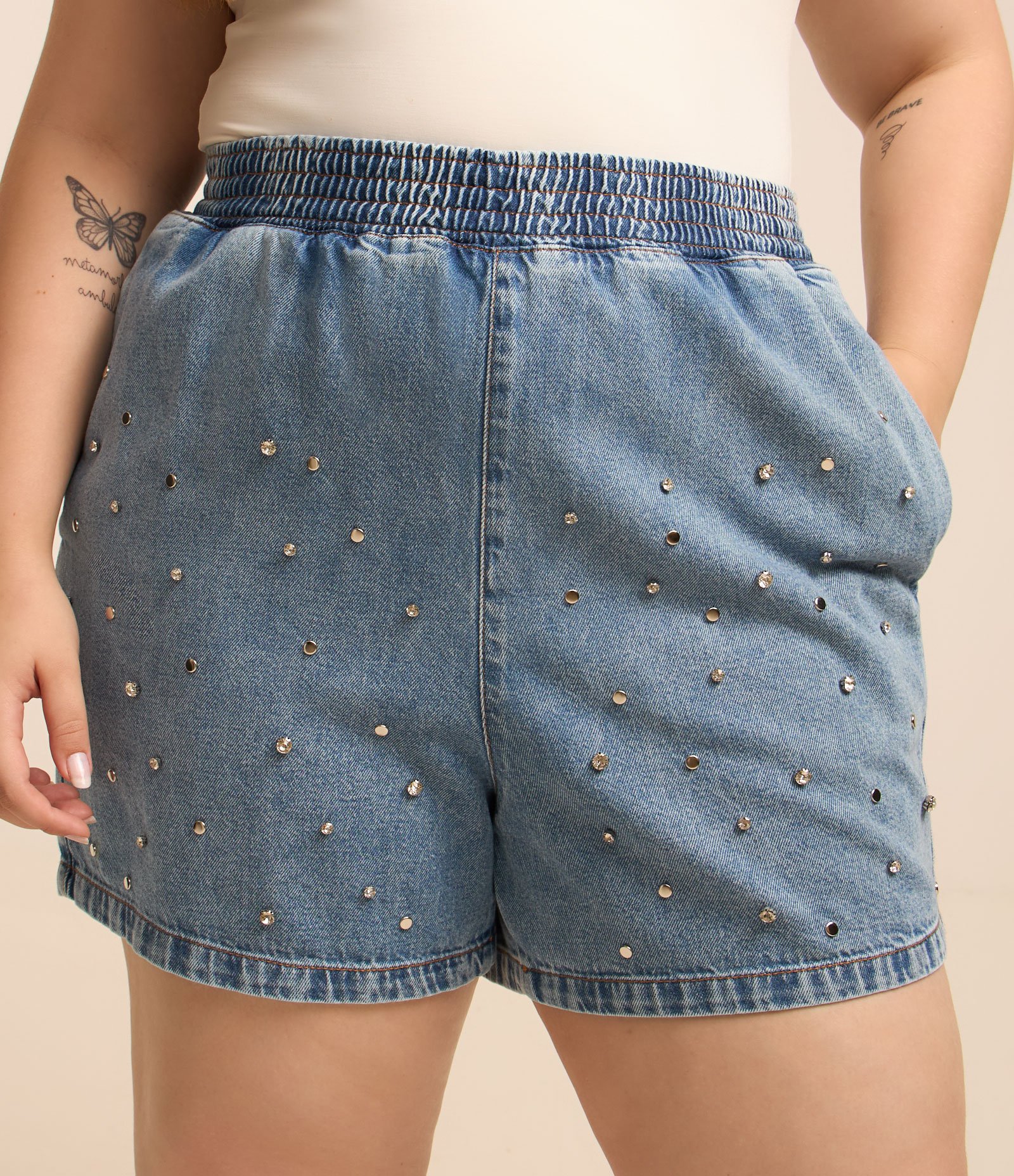 Short Comfy em Jeans com Brilhos Aplicados Curve & Plus Size Azul 2