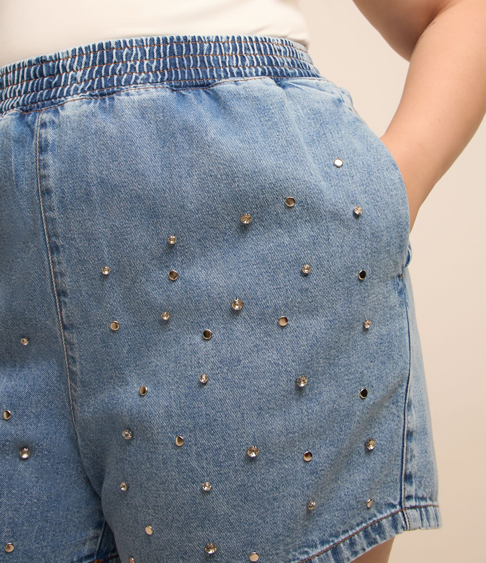 Short Comfy em Jeans com Brilhos Aplicados Curve & Plus Size Azul 4
