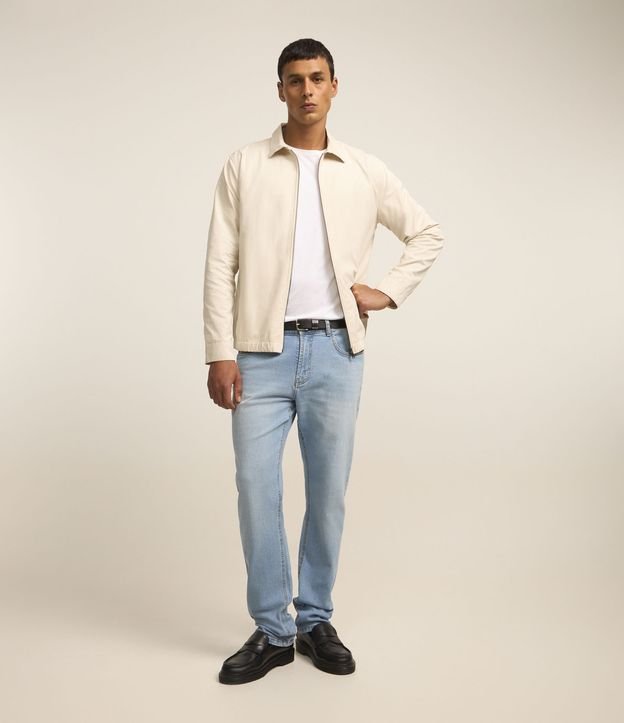 Calça em Jeans com Lavagem Clara e Cós com Passantes