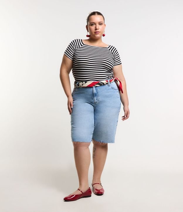 Bermuda em Jeans Marmorizado com Barra Cortada Curve & Plu Size