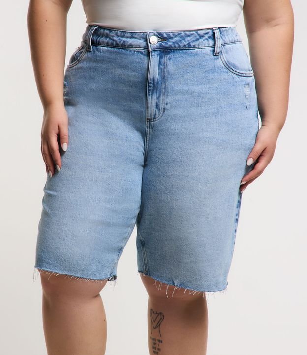 Bermuda em Jeans Marmorizado com Barra Cortada Curve & Plu Size